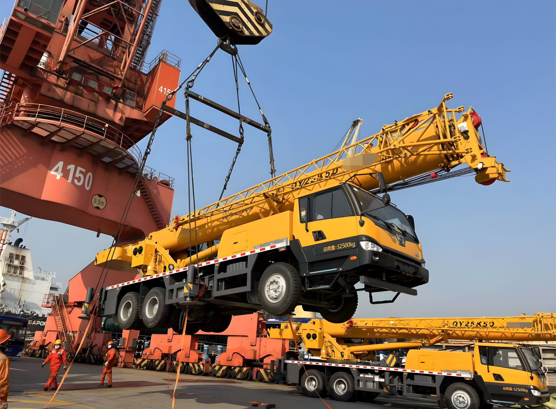 25-Ton-Truck-loaded-on-a-vessel-with-a-Crane