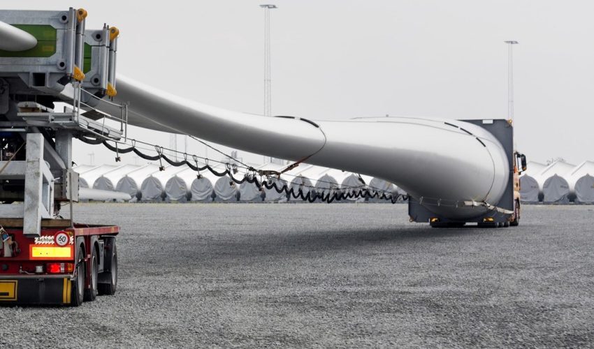 Das Gewicht der Rotorblätter ist eine wichtige Messgröße. Siemens ist aufgrund des patentierten IntegralBlade-Verfahrens die Herstellung von besonders leichten Rotorblättern gelungen. Schwere Rotorblätter sind höheren Lasten ausgesetzt und erfordern stärkere Maschinenhäuser, Türme und Fundamente. Folglich wirkt sich die Kombination aus intelligentem Design und niedrigem Gewicht positiv auf die Stromentstehungskosten für Windenergie aus.

The weight of rotor blades is a critically important factor. Thanks to the patented IntegralBlade process, Siemens is capable of producing especially light rotor blades. Heavy rotor blades are exposed to higher loads and necessitate sturdier nacelles, towers and foundations. Consequently, the combination of intelligent design and low weight has a positive effect on the power generating costs of wind turbines.
